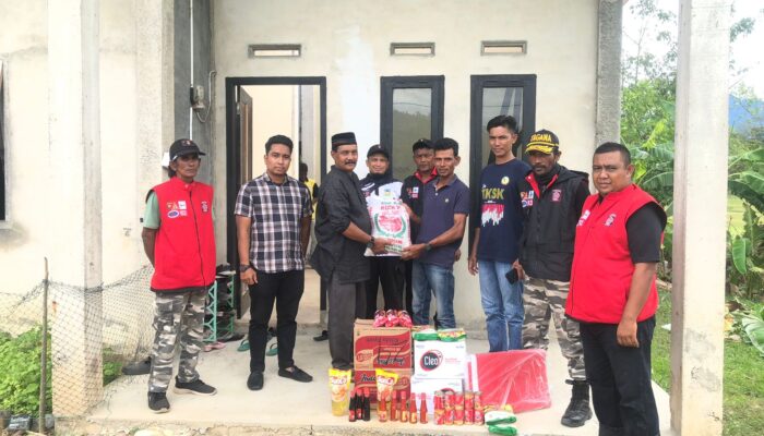 Pemkab Serah Bantuan Masa Panik Untuk Korban Angin Kencang