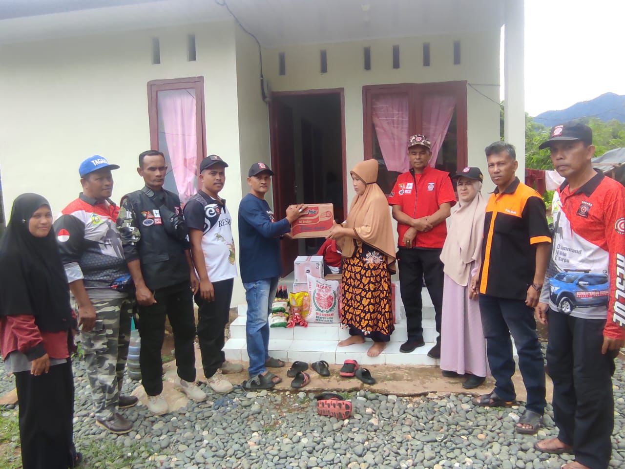 Pemkab Serah Bantuan Masa Panik Untuk Korban Angin Kencang