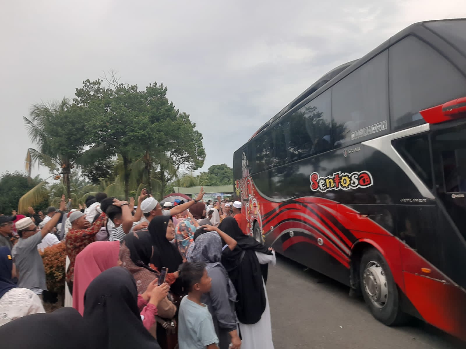 Isak Tangis Warnai Pelepasan 150 Calhaj Asal Simalungun Menuju Makkah