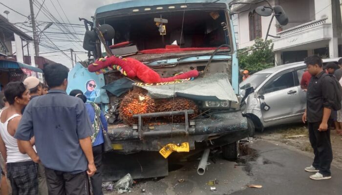 Truk Blong Tabrak 3 Sepeda Motor Dan 3 Mobil Di P. Siantar