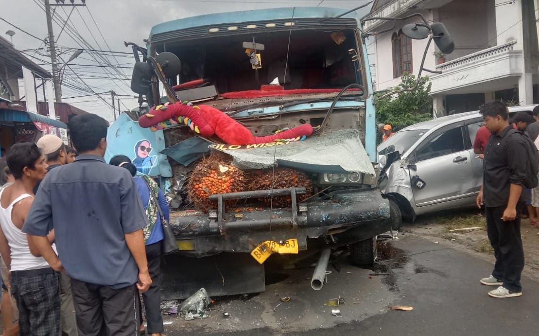 Truk Blong Tabrak 3 Sepeda Motor Dan 3 Mobil Di P. Siantar