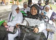 Calhaj Sidimpuan Tiba Di Asrama Haji Medan Naik Mobil Golf
