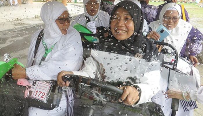 Calhaj Sidimpuan Tiba Di Asrama Haji Medan Naik Mobil Golf