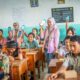 Srikandi PLN UP3 Pematang Siantar mengedukasi para siswa SMK Negeri 1 Jorlang Hantaran untuk mendownload dan menggunakan aplikasi PLN Mobile.