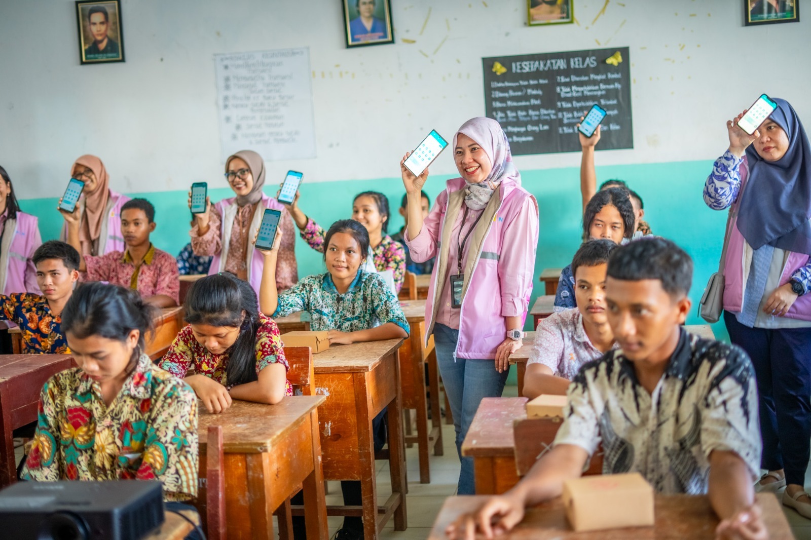 Srikandi PLN UP3 Pematang Siantar mengedukasi para siswa SMK Negeri 1 Jorlang Hantaran untuk mendownload dan menggunakan aplikasi PLN Mobile.