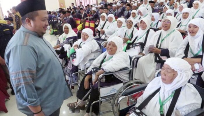 Bupati Tapsel Dolly Pasaribu Sapa Jemaah Calhaj Kloter 23