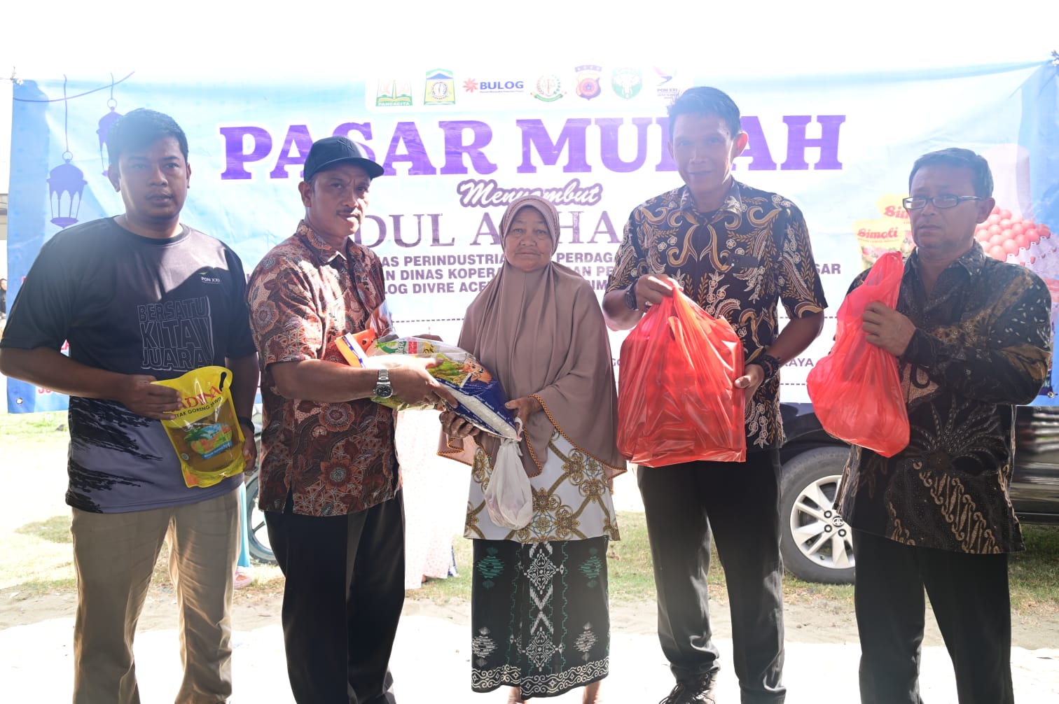 Warga Krueng Raya Nikmati Pasar Khusus Jelang Idul Adha