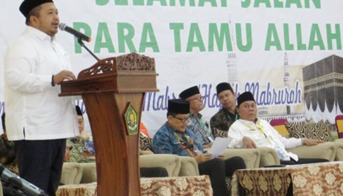 Lepas Kloter 23, Bupati Tapsel Dolly Pasaribu Bagikan Nomor Telepon Kepada Jamaah