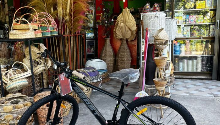 Siswi SMAN 3 Bireuen Berjalan Kaki 4,3 Km Ke Sekolah