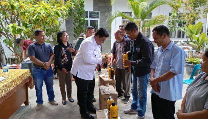 Bantu Petani, Bupati Samosir Salurkan Pupuk Gratis Dan Mesin Pertanian