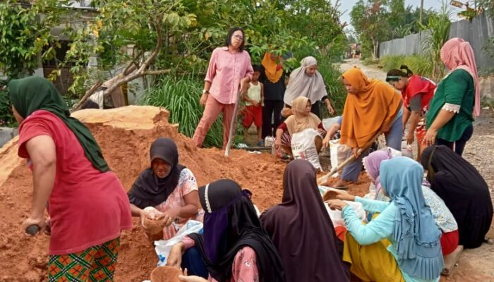 Emak-emak Di Besitang Himpun Dana Bangun Tempat Wudhu