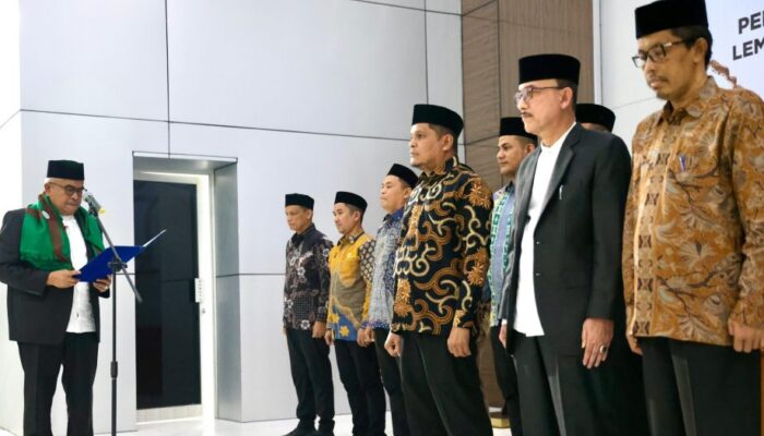 Pj Gubernur Kukuhkan Tim Pengawas Sistem Jaminan Produk Halal MPU