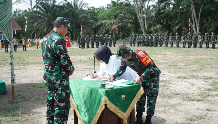 Plt Bupati Labuhanbatu Dampingi Danrem 022/PT Tutup TMMD ke-120 Tahun 2024