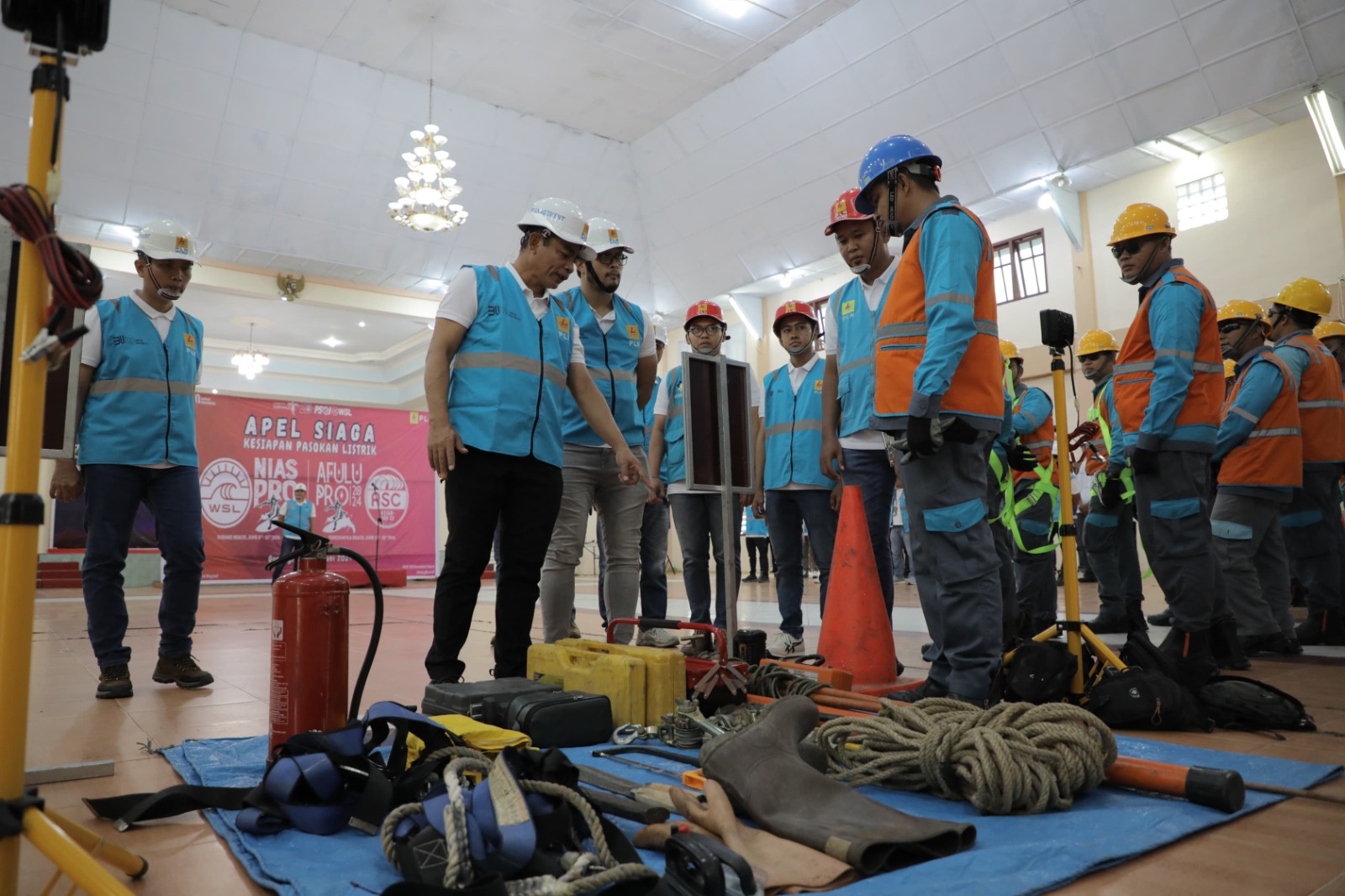 General Manager PLN UID Sumatera Utara, Saleh Siswanto didamping Manager PLN UP3 Nias, Revi Aldrian melakukan cek peralatan yang digunakan dalam menjaga pasokan listrik kejuaraan World Surf League Qualifying Series (QS) 5000 Nias Pro 2024 dan Asian Surfing Competition (ASC), Jumat (7/6).