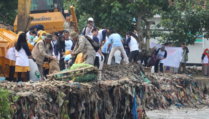Peringati Hari Lingkungan Hidup Sedunia, Warga Labuan Lakukan Aksi Bersih Pantai