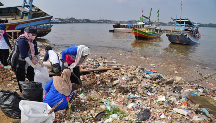 Aksi Bersih Di Pantai Teluk Labuan, PGN Dukung Pantai Makin Bersih Dan Lestari