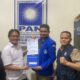 AHLAD Fauzan Daulay saat menerima surat tugas DPP melalui pengurus DPW PAN Sumut, Suartono dan Jahidin Daulay. Waspada/ist