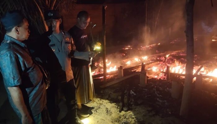 Bhabinkamtibmas – Babinsa Respon Cepat Kebakaran Rumah Petani Idi Cut