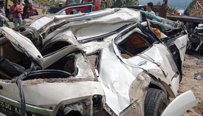 Fortuner Hantam Bus Lalu Seruduk Sepeda Motor Dan Mobil, 3 Luka Berat