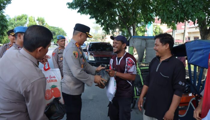 Kapolres Langsa Bagikan Sembako Korban Kebakaran Dan Tukang Becak