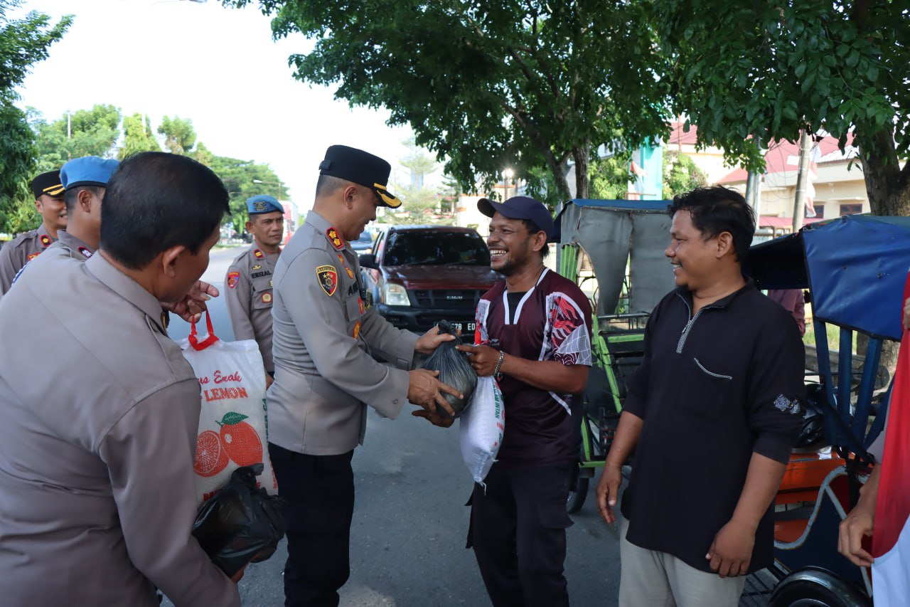 Kapolres Langsa Bagikan Sembako Korban Kebakaran Dan Tukang Becak