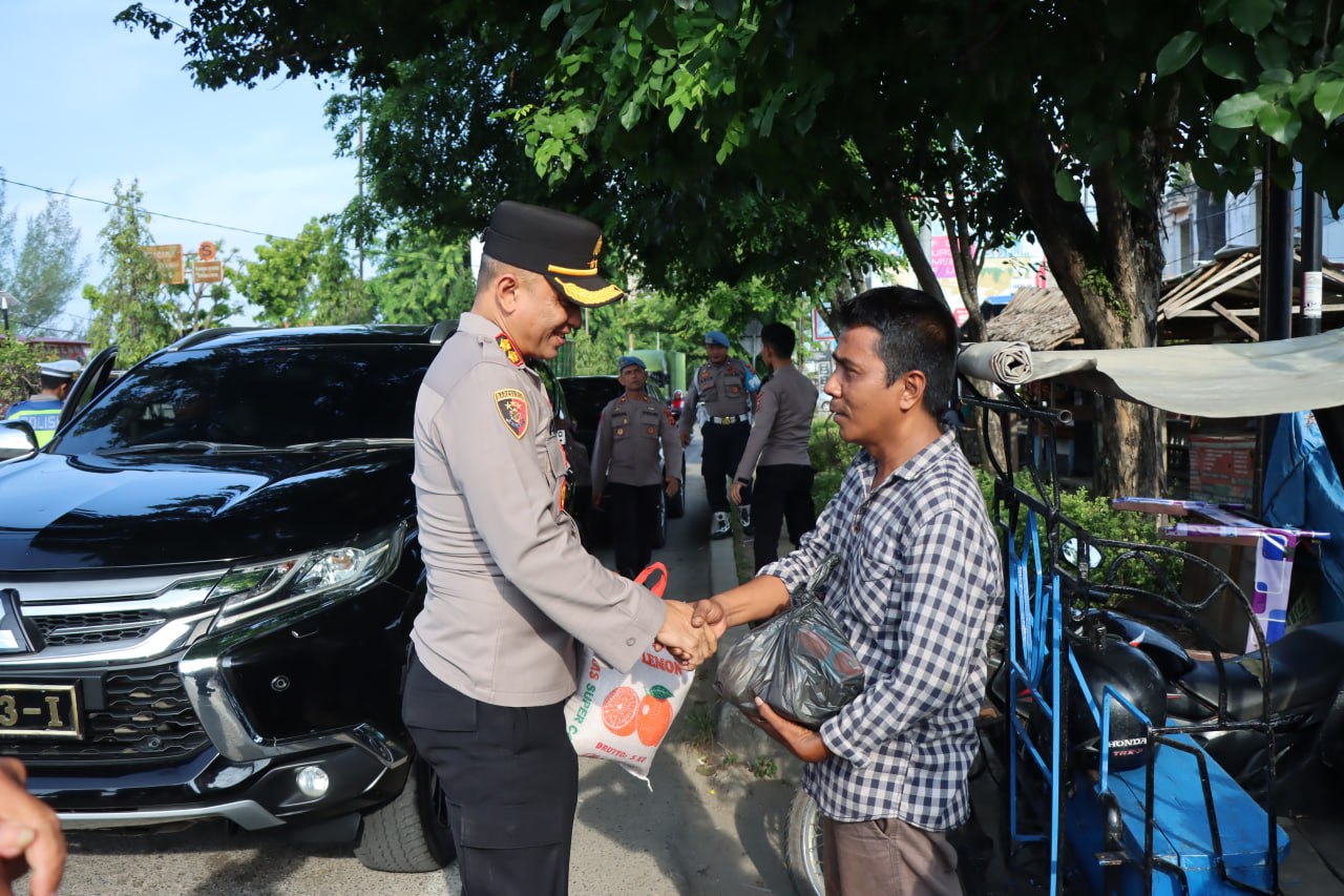 Kapolres Langsa Bagikan Sembako Korban Kebakaran Dan Tukang Becak