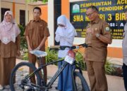 Siswi Jalan Kaki Ke Sekolah Terharu Terima Bantuan Sepeda