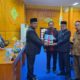 Pj.Bupati Aceh Tamiang, Drs Asra menyerahkan berkas nota pertanggungjawaban APBK Aceh Tamiang tahun Anggaran 2023 kepada Ketua DPRK Aceh Tamiang, Supriato yang turut didampingi Wakil Ketua DPRK setempat, Fadlon, Senin (3/6/2024) sore.Waspada/ Muhammad Hanafiah