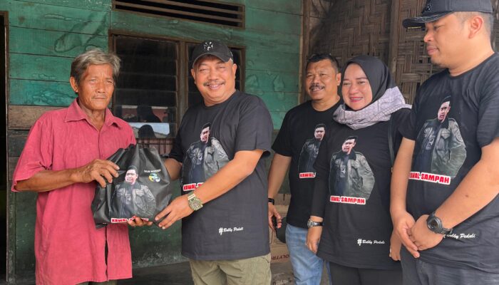 Peringati HPSN 2024, DLH Gelar Aksi Sosial Berikan Bantuan Kepada Warga Sekitar TPA