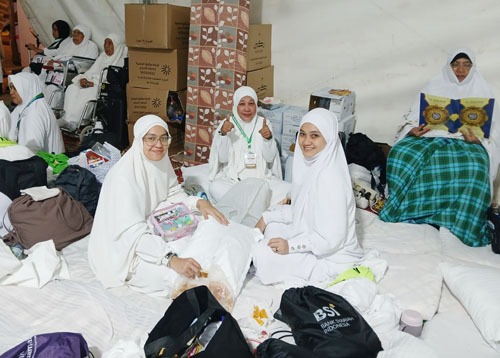 Foto-foto Jamaah Kloter 24 Embarkasi Medan Berkumpul Di Arafah Foto-foto Jamaah Kloter 24 Embarkasi Medan Berkumpul Di Arafah