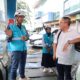 Manager PLN UP3 Medan Ricki Yakop (kiri) bersama Assistant Manager Pemasaran Emmy Sinaga (tengah) sedang menjelaskan keunggulan pengisian daya melalui SPKLU kepada Tonny pengguna kendaraaan listrik (kanan) di SKPLU City View, Sabtu (15/6).
