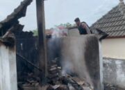 Personel Patko Polresta Banda Aceh Padamkan Kebakaran Dengan Alat Seadanya