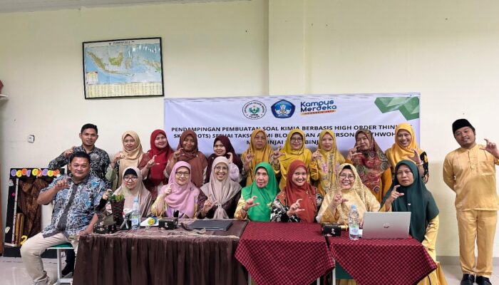 Tim Dosen Unimed Latih Guru MAN Binjai Membuat Soal Kimia Berbasis HOTS