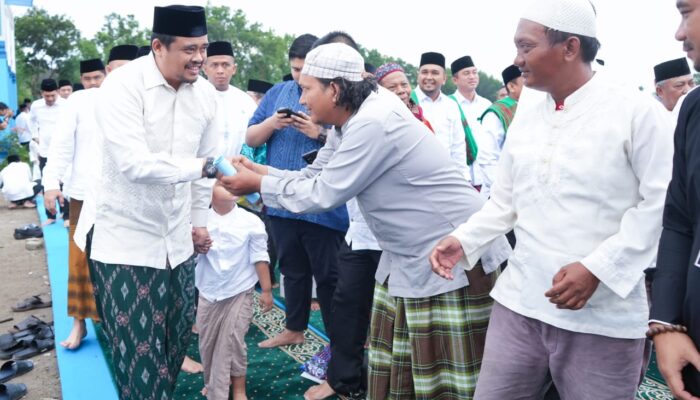 Wali Kota Medan Bersama Keluarga Shalat Idul Adha Di Lapangan Komplek Tasbih I