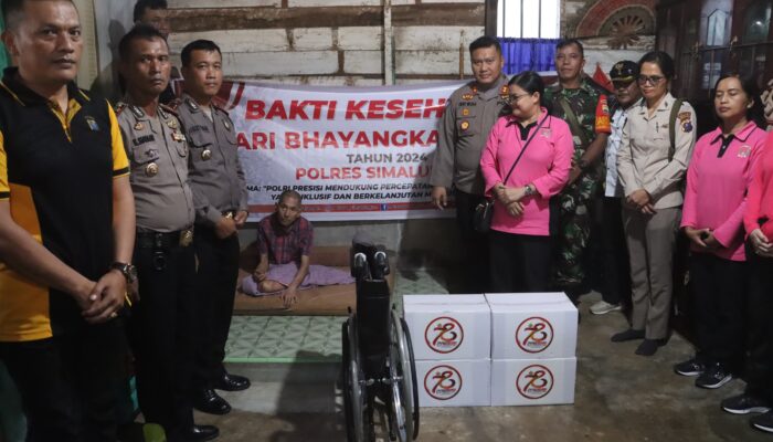 Kapolres Simalungun Serahkan Bantuan Kursi Roda Kepada Penyandang Disabilitas
