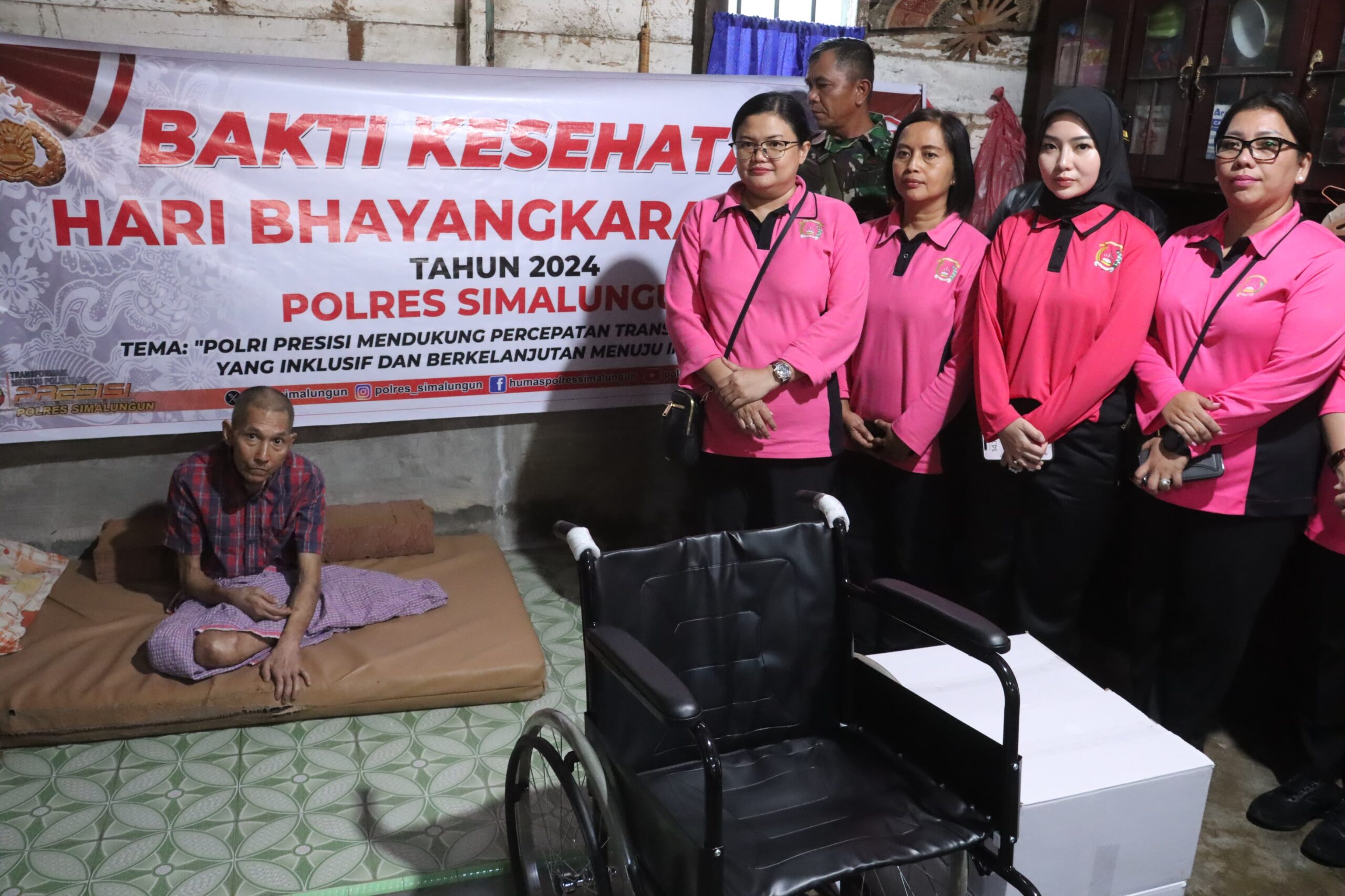 Kapolres Simalungun Serahkan Bantuan Kursi Roda Kepada Penyandang Disabilitas