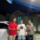 Petugas PLN UP3 Binjai (kanan dan kiri) foto bersama pemilik kendaraan listrik usai melakukan pengisian daya kendaraan listrik di SPKLU Binjai, Kamis (20/6).