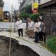ANGGOTA DPRD Sumut dari Dapil Kota Medan Rudy Hermanto meninjau langsung amblasnya Jalan Sampali Kelurahan Pandau Hulu II Medan Area yang diduga longsor akibat pengerjaan proyek drainase Pemko Medan di lokasi tersebut. Waspada/ist