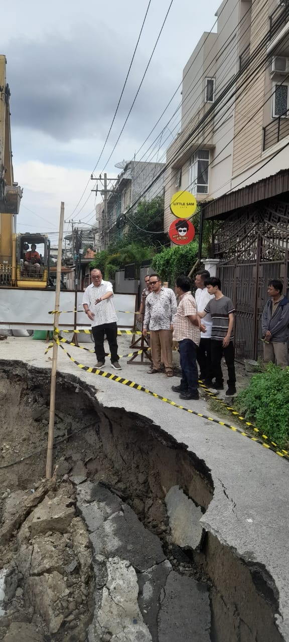 ANGGOTA DPRD Sumut dari Dapil Kota Medan Rudy Hermanto meninjau langsung amblasnya Jalan Sampali Kelurahan Pandau Hulu II Medan Area yang diduga longsor akibat pengerjaan proyek drainase Pemko Medan di lokasi tersebut. Waspada/ist