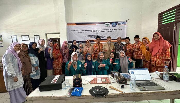 Tim PKM Unimed Gelar Pelatihan Pembuatan Limbah Minyak Jelantah Menjadi Lilin Aromaterapi