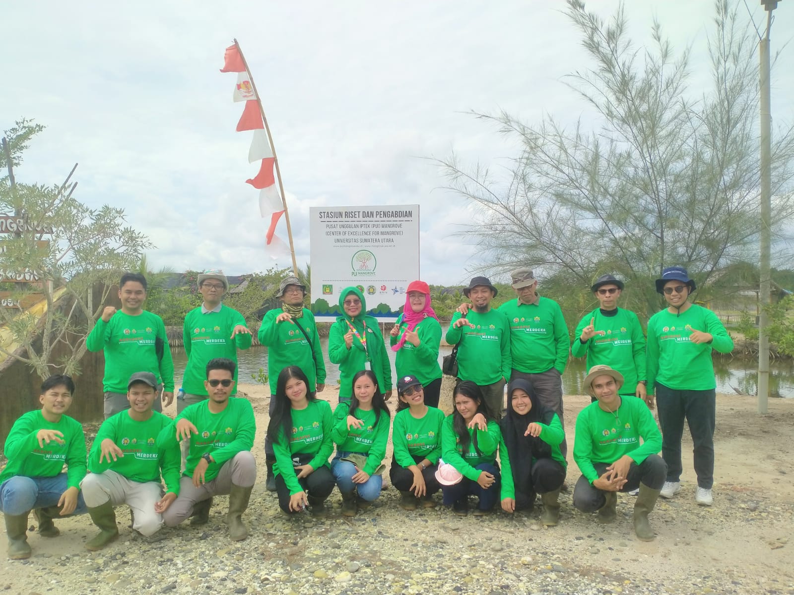 PARA pengurus IKA USU berfoto bersama pada peringatan Hari Lingkungan Hidup Sedunia Tahun 2024 dihadiri Ketua Umum IKA USU, Dr. Ir. H. Tengku Erry Nuradi, M.Si, di Desa Beras Basah, Pangkalan Susu, Langkat, Sabtu (22/6). Waspada/ist