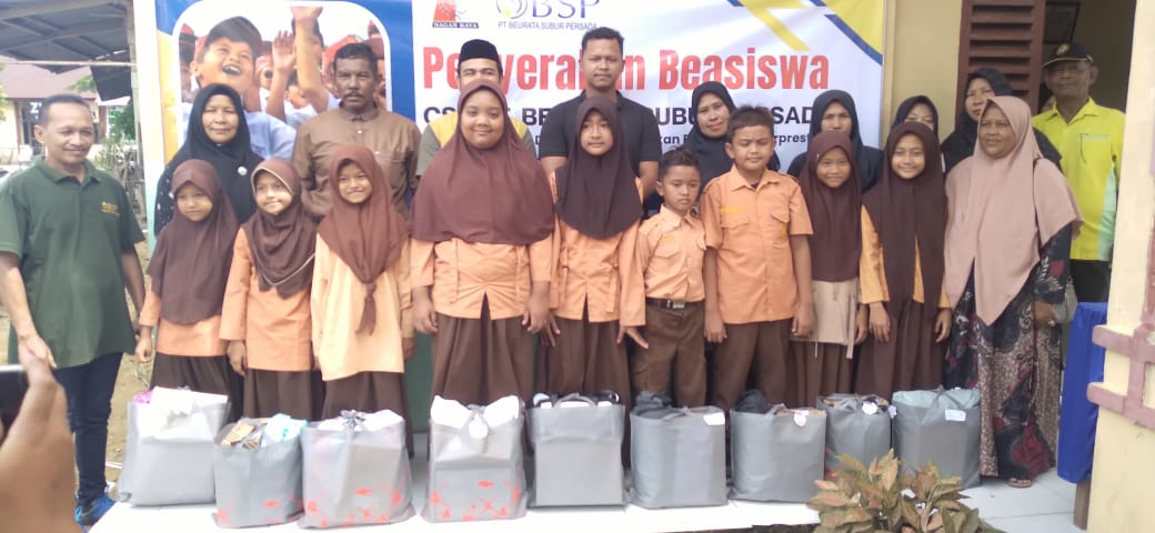 PT BSP Salurkan Bantuan Beasiswa Di Dua SDN