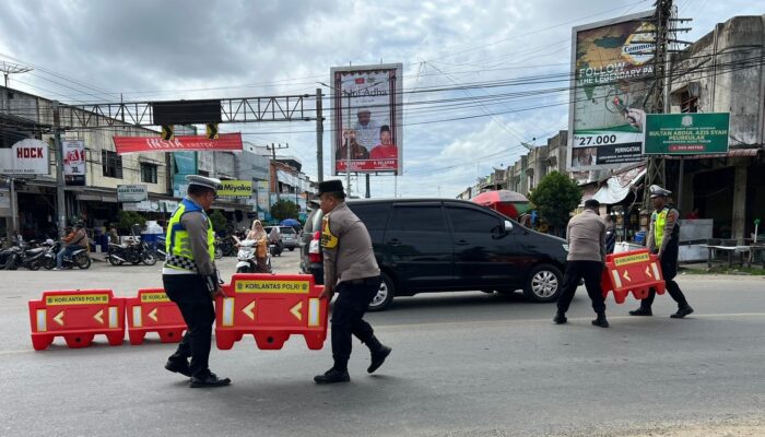Polantas Pasang Water Barrier Cegah Kecelakaan