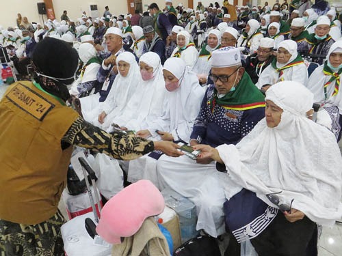 Foto Jamaah Haji Kloter 1 Asahan Tiba Di Asrama Haji Medan Foto Jamaah Haji Kloter 1 Asahan Tiba Di Asrama Haji Medan