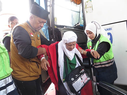 Foto-foto Jamaah Haji Kloter 2 Medan Tiba Foto-foto Jamaah Haji Kloter 2 Medan Tiba