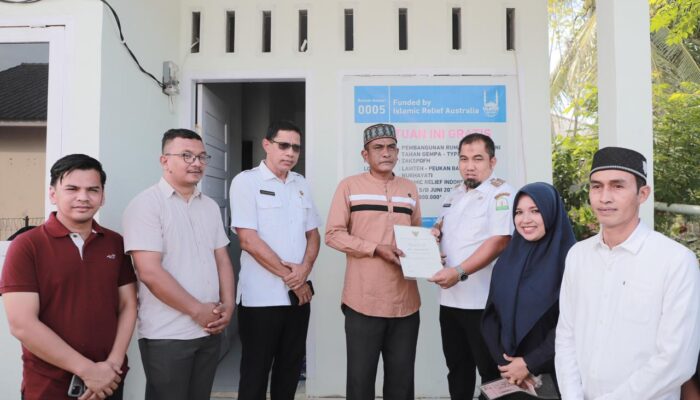 Pj Bupati Aceh Besar Serahkan Dua Rumah Tahan Gempa Untuk Yatim Dan Dhuafa