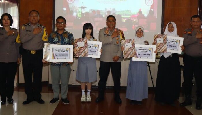 Kapolres P. Siantar Serahkan Beasiswa Kepada 4 Siswa Berprestasi