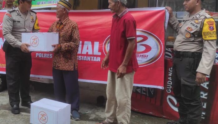 Polsek Siantar Martoba Salurkan Bansos Kapolres