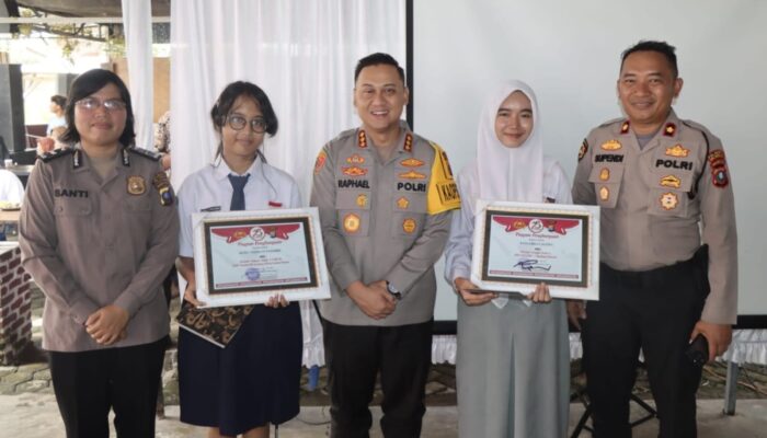 Dua Pelajar Terima Beasiswa Dari Polresta DS