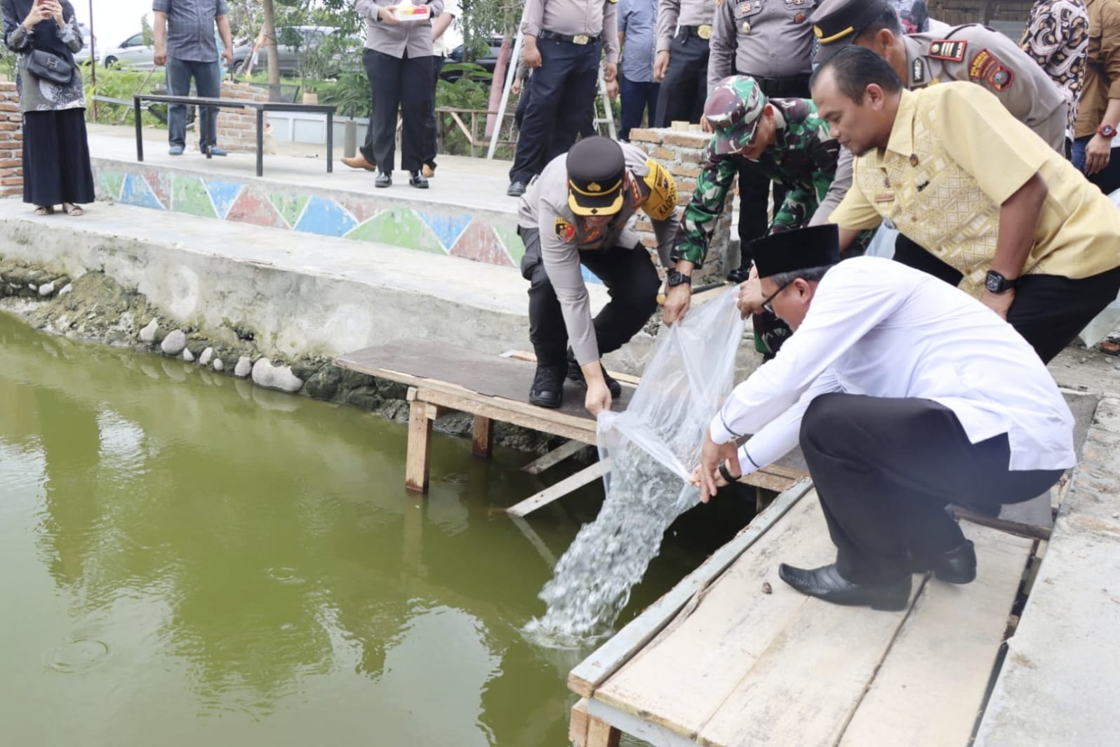 Dua Pelajar Terima Beasiswa Dari Polresta DS Dua Pelajar Terima Beasiswa Dari Polresta DS